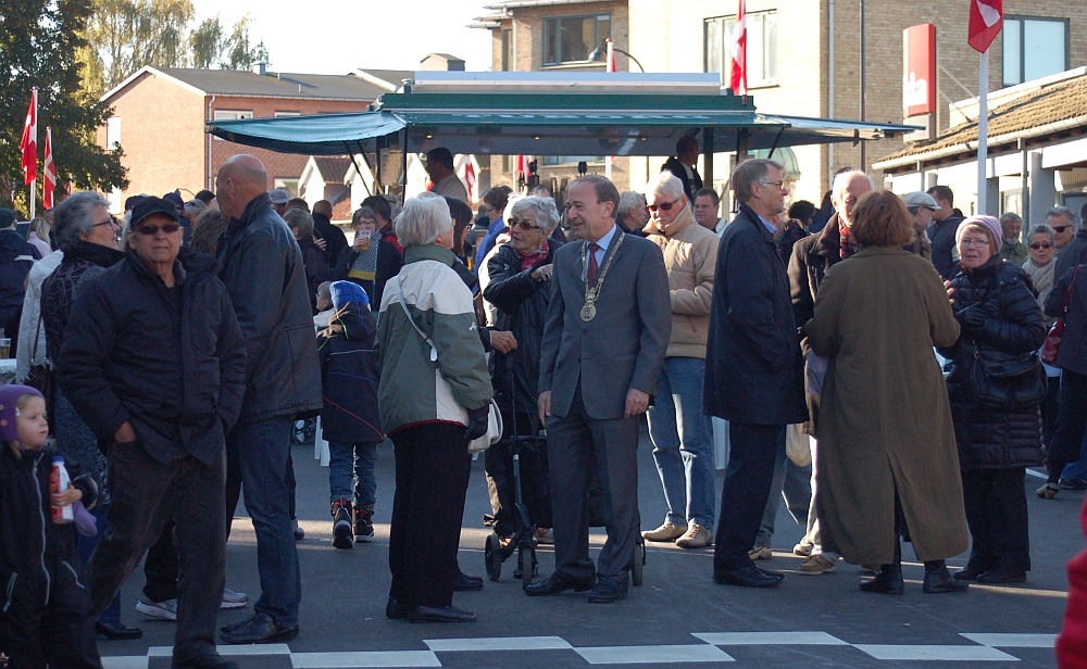 Bybillede med borgmester Toft i centrum